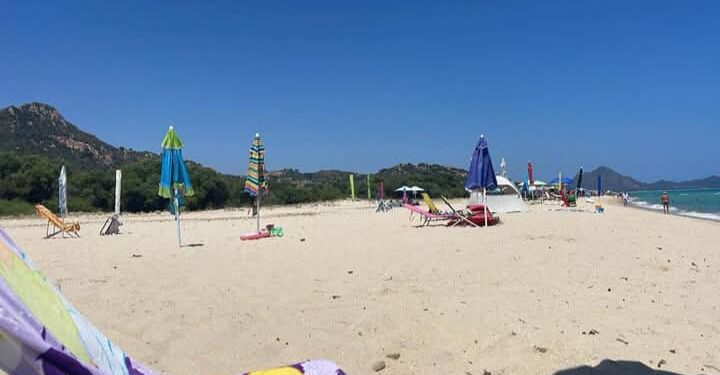 A Costa Rei spiaggia occupata all’alba con gli ombrelloni, monta la protesta tra i bagnanti: “Così si toglie lo spazio agli altri”