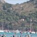 Cagliari, oltre 60 barche a pochi metri dalla riva tra i bagnanti al Poetto: “Surreale, il mare sembra un porto” (VIDEO)