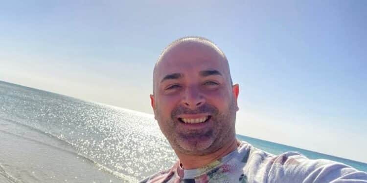 Pirri piange Roberto Cabras, l’agente immobiliare 44enne morto dopo un volo dalla scogliera