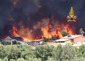 Spaventoso incendio a Carbonia, in volo anche un Canadair per spegnere le fiamme alimentate dal vento