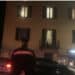 Uccide il padre adottivo davanti alla madre e al fratello, arrestato 25enne