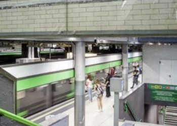 Follia in metro: 45enne preso a calci e pugni per una maglia
