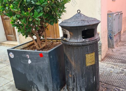 Il Corso a Cagliari, tra fioriere rinsecchite e porta rifiuti luridi: “Meglio togliere tutto”