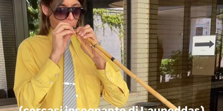 Lucio Corsi fa impazzire i fan in Sardegna: “Cercasi insegnante di Launeddas”