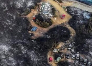 Incendio a Punta Molentis, tre inneschi e caccia all’auto del piromane già individuata: rebus polizze per le vetture distrutte