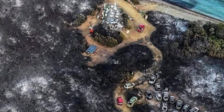 Incendio a Punta Molentis, tre inneschi e caccia all’auto del piromane già individuata: rebus polizze per le vetture distrutte