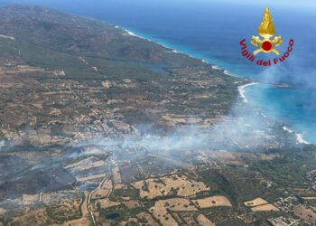 Allarme incendi, la Sardegna ferita brucia ancora: 25 roghi, evacuazioni e paura nell’isola