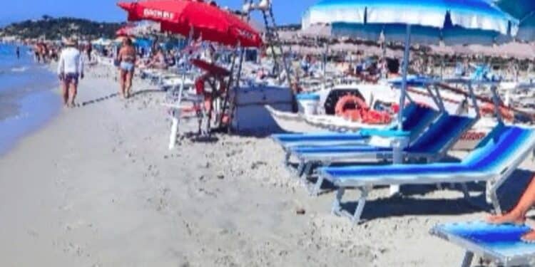 Villasimius, lettini vuoti e spiagge libere ridotte all’osso: “Noi sardi ospiti in casa nostra, il mare è di tutti”