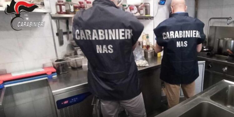 Cibo di dubbia provenienza e carenza d’igiene: sanzionato un chiosco al Poetto