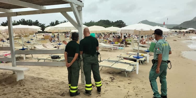 Blitz della Forestale nel litorale di Muravera: rimossi 300 ombrelloni abusivi, 15 mila euro di sanzioni