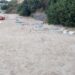 Portopaglietto, dopo la notte in spiaggia spunta una discarica a cielo aperto