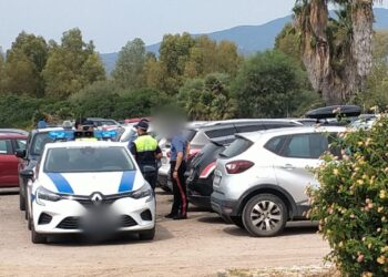 Pula, decine di bagnanti “sequestrati” a Nora sotto il sole: “Era impossibile uscire dal parcheggio a pagamento”