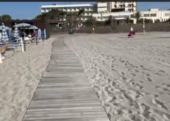 Passerella incubo al Poetto, ganci di ferro e assi dissestate mettono a rischio anziani e bambini