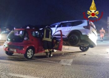 Siniscola, ennesimo incidente stradale nella notte: terribile scontro fra due auto
