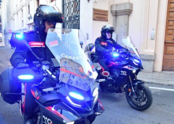 Cagliari, raid notturno al supermercato: ruba cibo e bevande e aggredisce il vigilante, arrestato 34enne