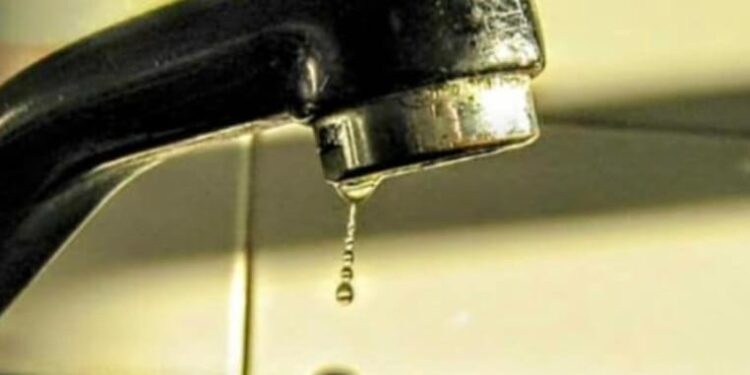 Cagliari, centinaia di famiglie senza acqua in via Cavalcanti: rubinetti a secco fino a domani e supermercati presi d’assalto