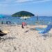 Isola Rossa, i furbetti lasciano ombrellone e sdraio dal giorno prima: la protesta