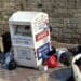 Cagliari, in via Basilicata il raccoglitore di indumenti diventa una discarica