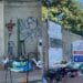 Cagliari, tra sporcizia e rifiuti nelle strade regna il degrado: “Ma è normale vivere così?”