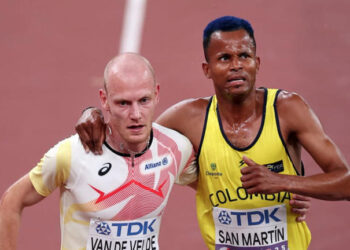 Mondiali di atletica, si ferma prima del traguardo per aiutare un avversario in difficoltà
