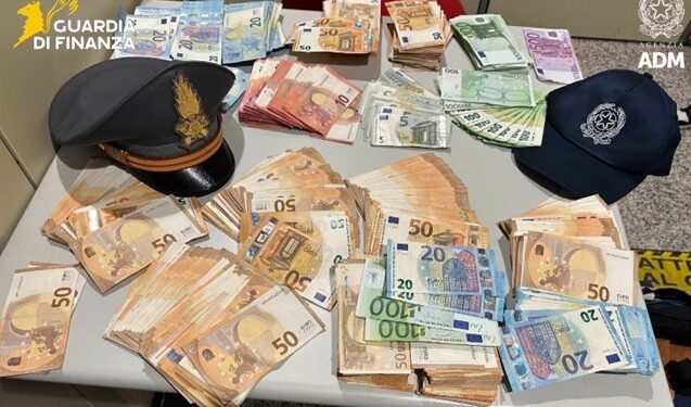 Cagliari, maxi sequestro all’aeroporto: passeggero sardo trasportava 60 mila euro in contanti