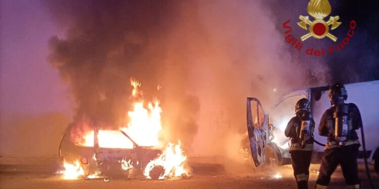 Elmas, in fiamme un’auto e un furgone: intervento dei vigili del fuoco