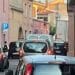 Camion incastrato a Serramanna, i parcheggi selvaggi ostruiscono il passaggio