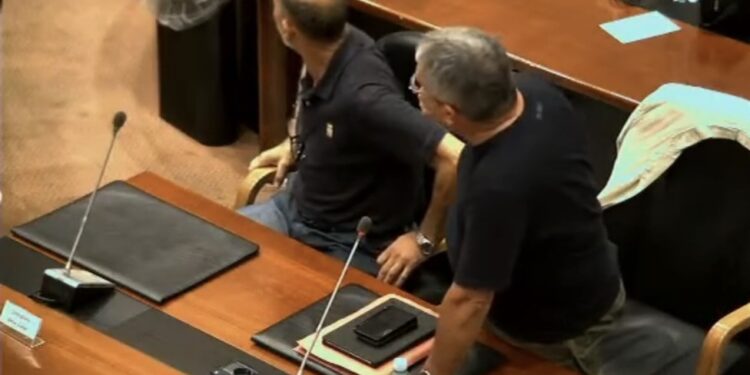 Selargius, una piccola bandiera della Palestina in aula consiliare: esplode la polemica