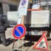 Cagliari, caos nel Corso: un camion sul marciapiede impedisce il passaggio a tutti, scatta la multa per un’impresa