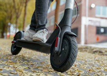 Cagliari, lavoratore in monopattino speronato volutamente da due scooter: vittima dell’agguato un giovane di 29 anni