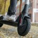 Cagliari, lavoratore in monopattino speronato volutamente da due scooter: vittima dell’agguato un giovane di 29 anni