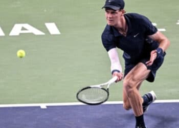 Crampi alla gamba per Sinner all’ Atp Shanghai: il campione costretto al ritiro