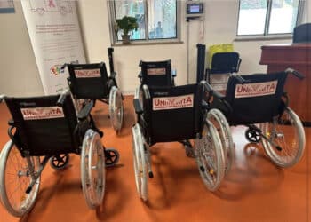 Cagliari, donate all’oncologico 5 sedie a rotelle acquistate con le donazioni fatte per la riparazione del pianoforte