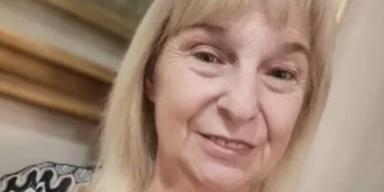 Investita e uccisa a 58 anni mentre attraversa: caccia al pirata della strada