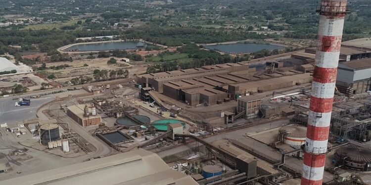 Gli operai di Eurallumina delusi dalla trasferta romana di Todde: restano sul silo a 40 metri di altezza