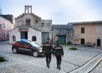 Guspini, minaccia con un coltello i carabinieri: immobilizzato col taser