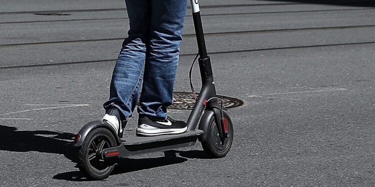 Cagliari, in via Garibaldi sul monopattino a gran velocità rischia di far cadere un passante