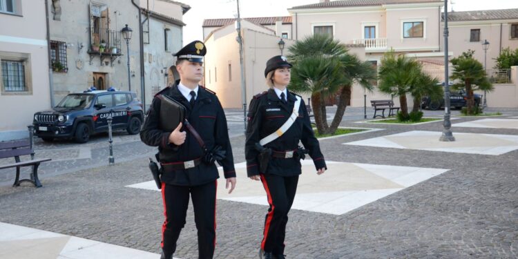 “Dammi felpa e borsello”: minacce durante la ricreazione a scuola a Dolianova, arrestato 16enne