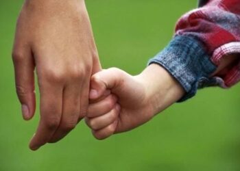 È uscito dal coma il bambino colpito da emorragia cerebrale mentre svolgeva i compiti a casa: gioia nell’Oristanese