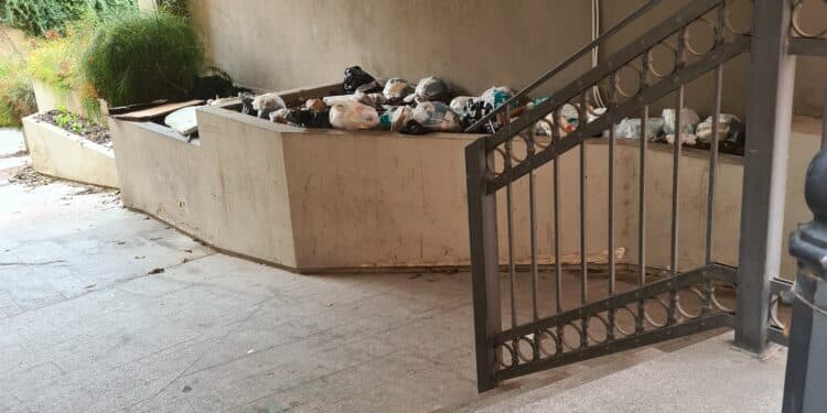 Cagliari, immondezzaio a cielo aperto in pieno centro storico: “Ecco la libertà concessa ai vagabondi”