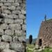 Federico Quaranta scala il nuraghe di Silanus e posta le foto dell’impresa: scoppia il caos