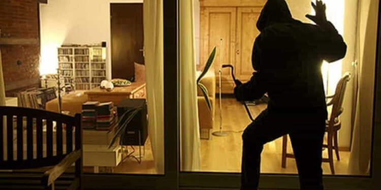 Selargius, un uomo si intrufola dentro il cortile di una abitazione: “Ha tolto la corrente ma è scattato l’allarme”