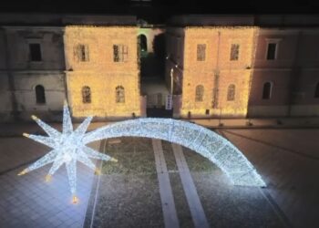 Castiadas, camion finisce sulla stella cometa al centro del paese: danni alla coda che sorregge il simbolo di Natale