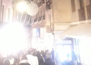 Cagliari, via Manno torna a splendere tra luci di Natale e mercatini