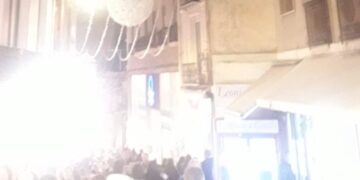 Cagliari, via Manno torna a splendere tra luci di Natale e mercatini
