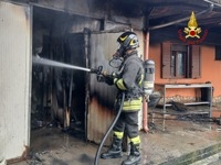 Macchiareddu, maxi incendio in una fattoria: i vigili del fuoco salvano diversi animali, fiamme partite dalla sala cottura