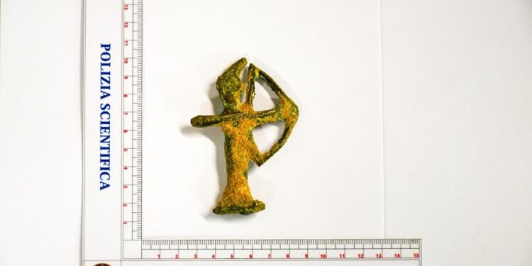Spaccio di droga e ricettazione di reperti archeologici: una denuncia a Oristano