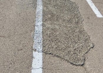 Poetto, la passeggiata va a pezzi dimenticata dal Comune: “Costretti a spostarci sulla corsia dei bus”