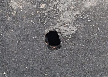 Samassi, riparano l’asfalto ma rompono il tombino: voragine in via Municipio