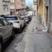 Cagliari, via Dalmazia invasa dai rifiuti: gabbiani banchettano sull’umido, cresce l’allarme igienico